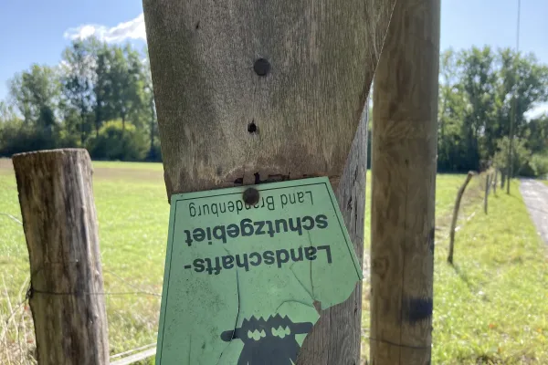 Ein defektes Schild in einem Landschaftsschutzgebiet